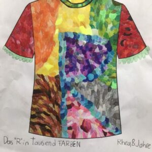 Rhea, 8 Jahre hat ihr T-Shirt das „R“ in tausend Farben genannt. Es ist auch ein Suchbild: wo ist das „R“ versteckt 😃