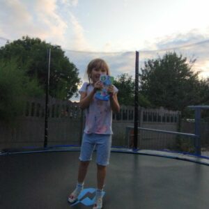 Jolly auf dem Trampolin
